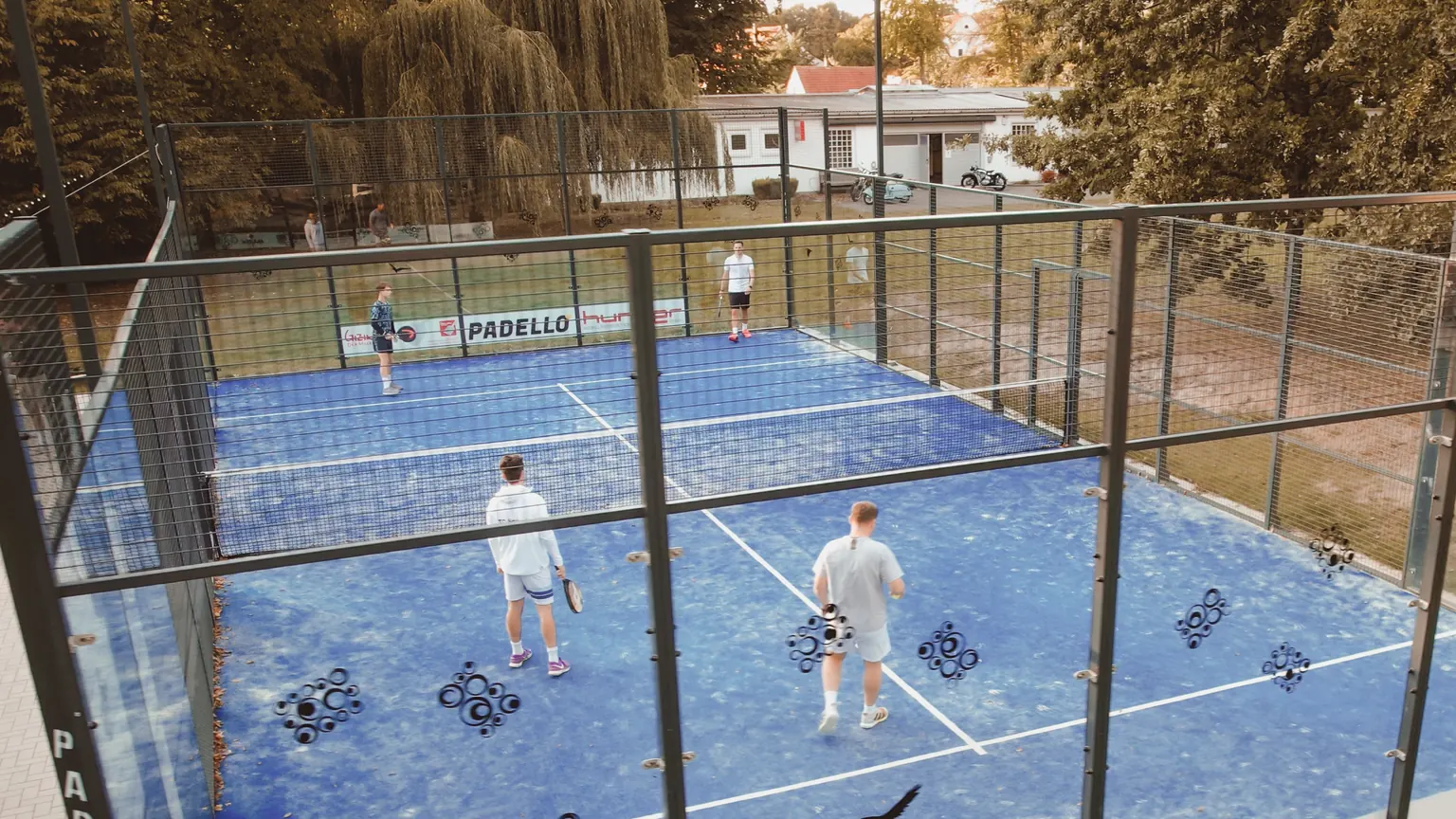 Spieler halten statt Preise senken: Was Padel-Anlagen wirklich bindet