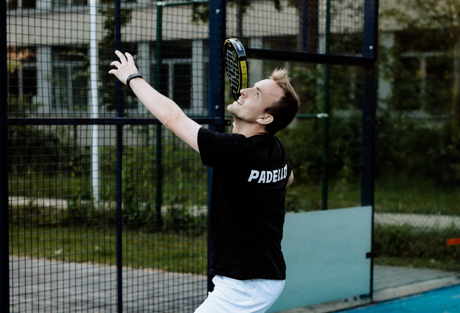 Christian Böhnke beim Überkopfschlag auf dem Padelcourt